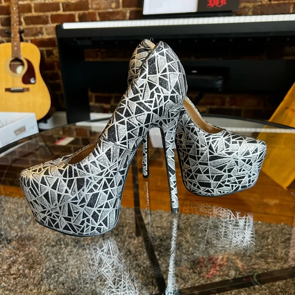 Liliana platforms standout signs